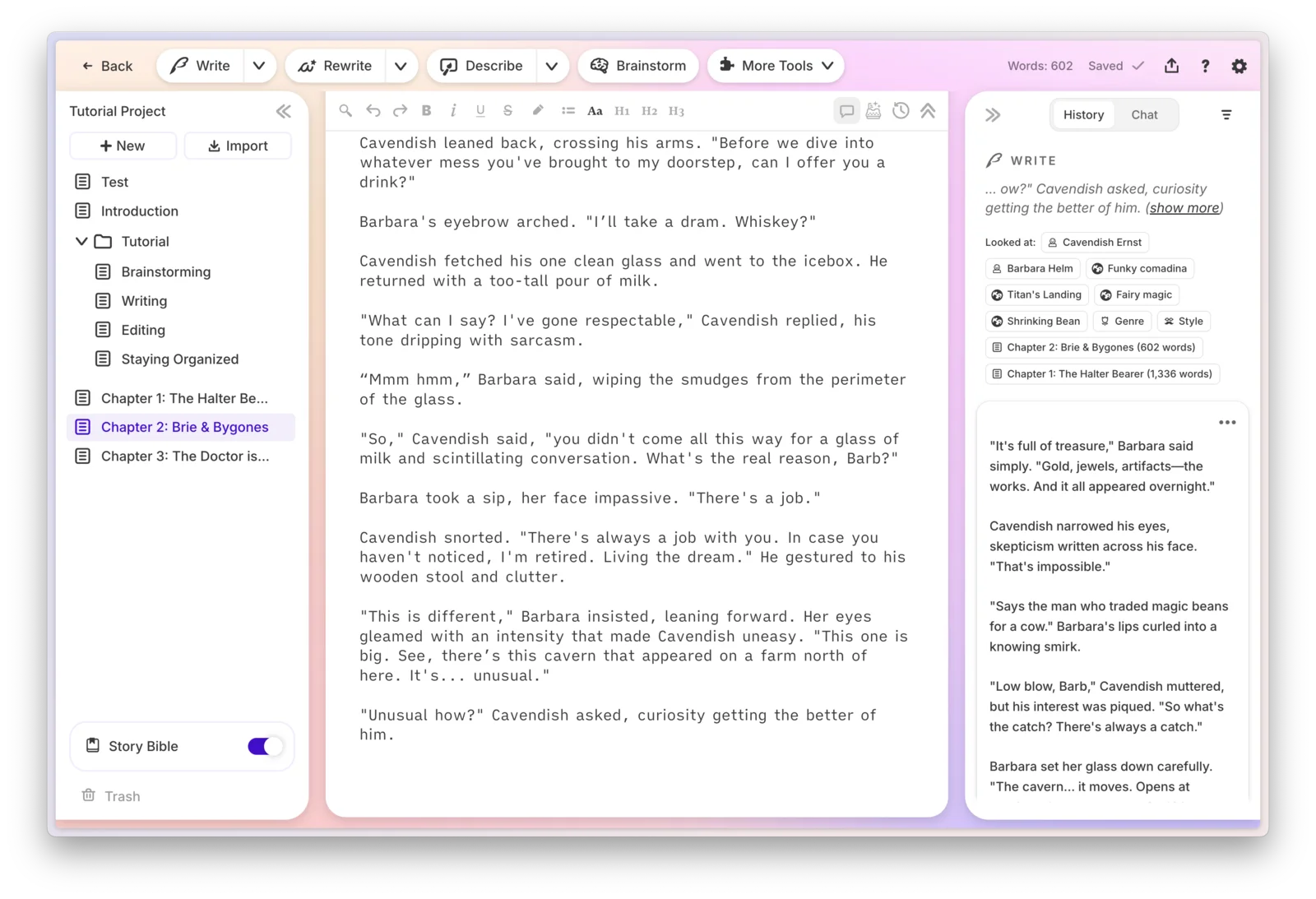 L'éditeur de Sudowrite : en haut les boutons Write, Rewrite, Describe et Brainstorm, à gauche les documents du projet, au centre le texte d'un chapitre, à droite l'historique des suggestions de l'IA avec les fiches qu'elle a lues.